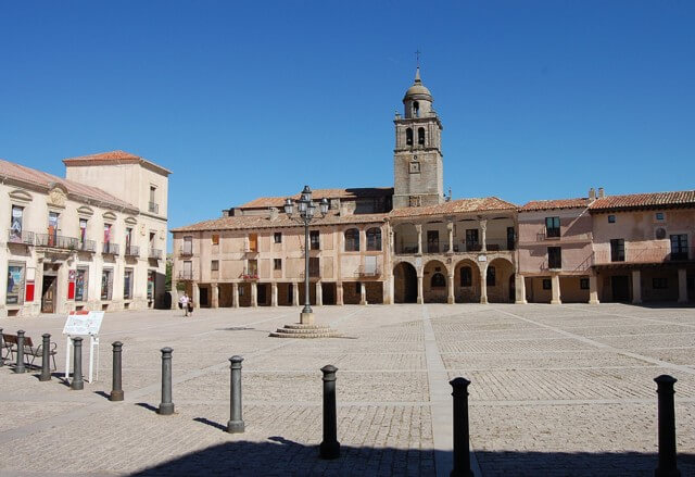 Plaza Mayor al fondo campanario de la Colegiata en Medinaceli