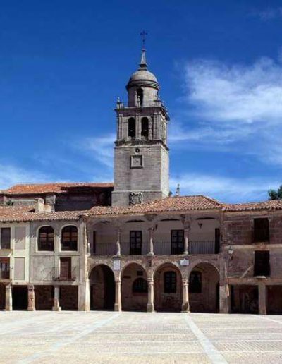 Plaza Mayor y al fondo campanario de la colegiata en Medinaceli